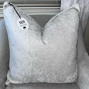 1-NWT CALLISTO HOME IVORY CHENILLE VELVET LUXURY DECORATIVE PILLOW
